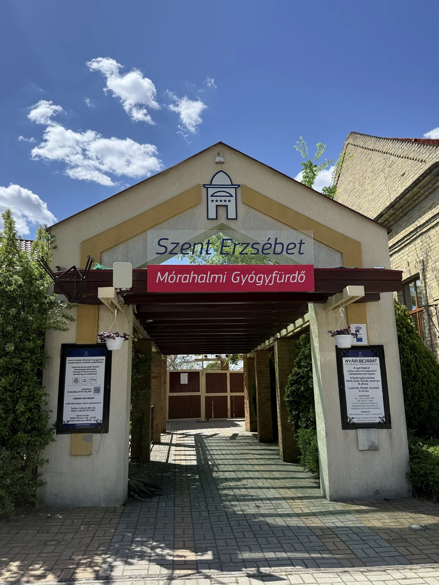 A mórahalmi Szent Erzsébet Gyógyfürdő bejárata