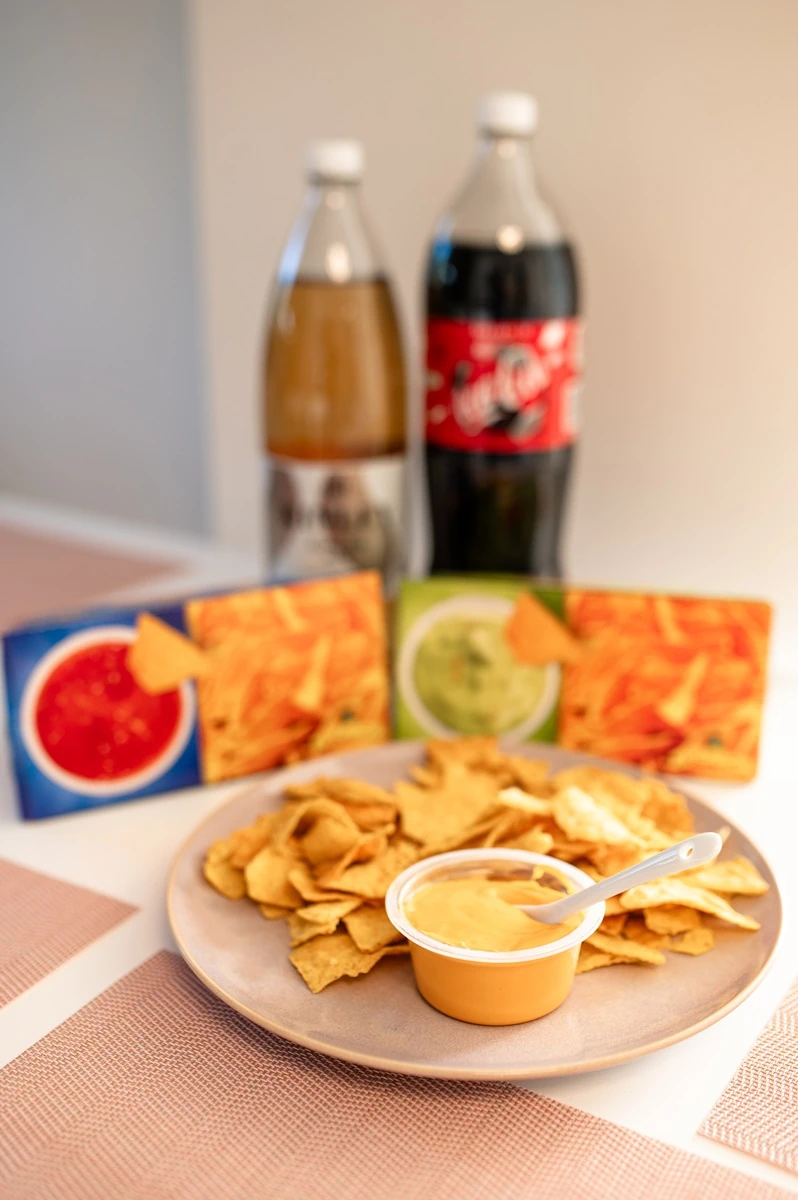 Mozi bekészítés snackekkel, mártogatóssal és üdítőkkel