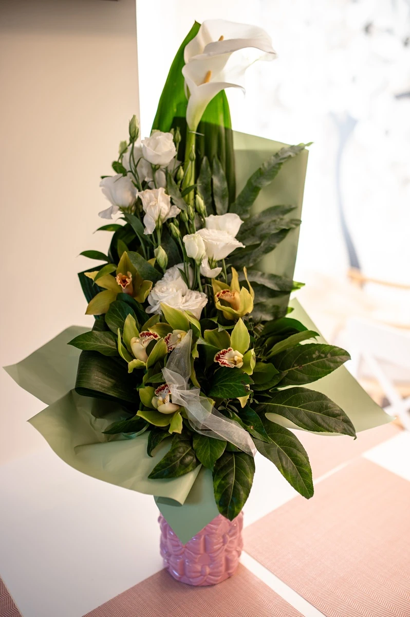 Nagy virágcsokor fehér kálával, fehér rózsákkal és sárga orchideákkal