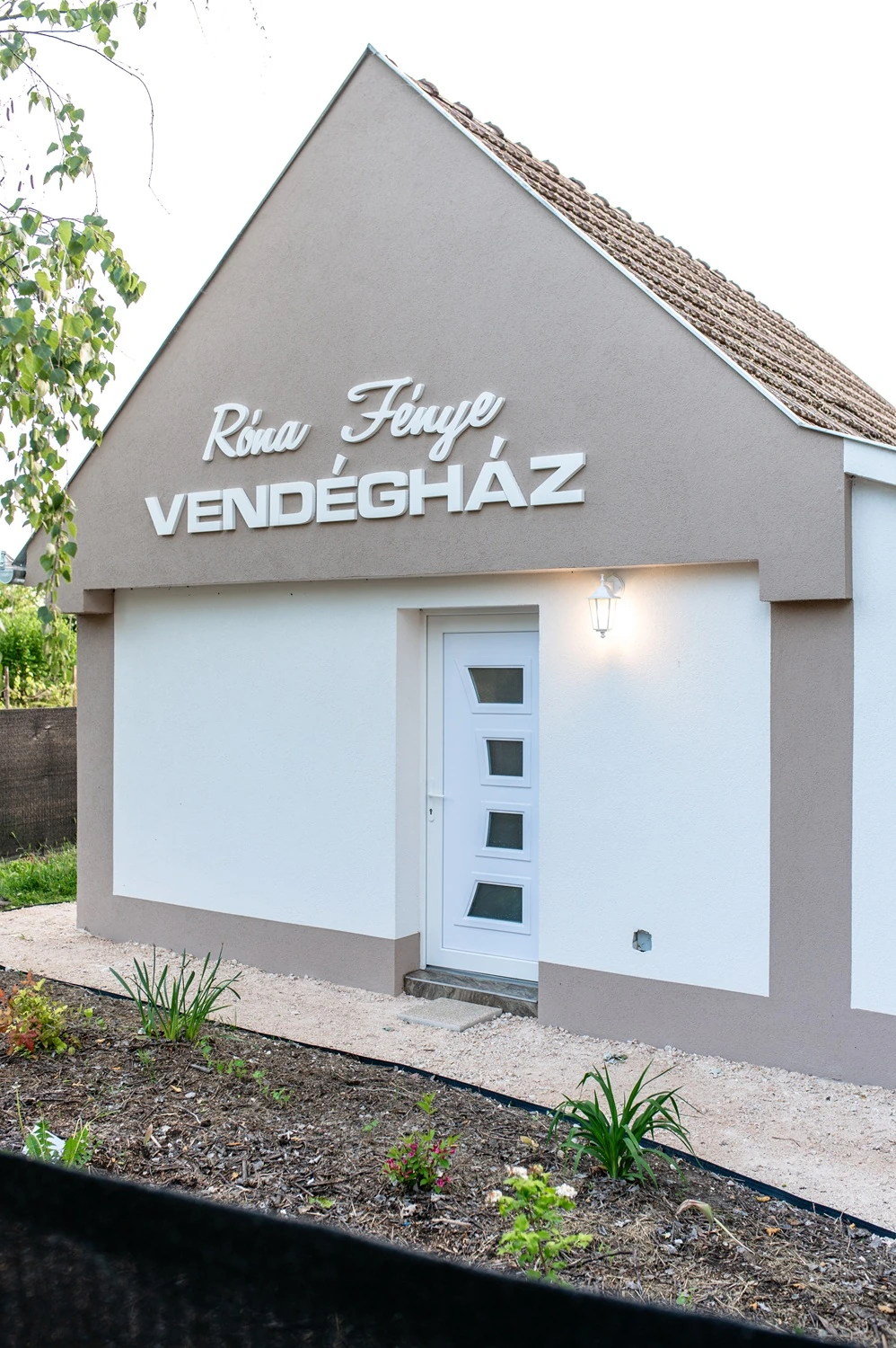 A Róna Fénye Vendégház épületének bejárata