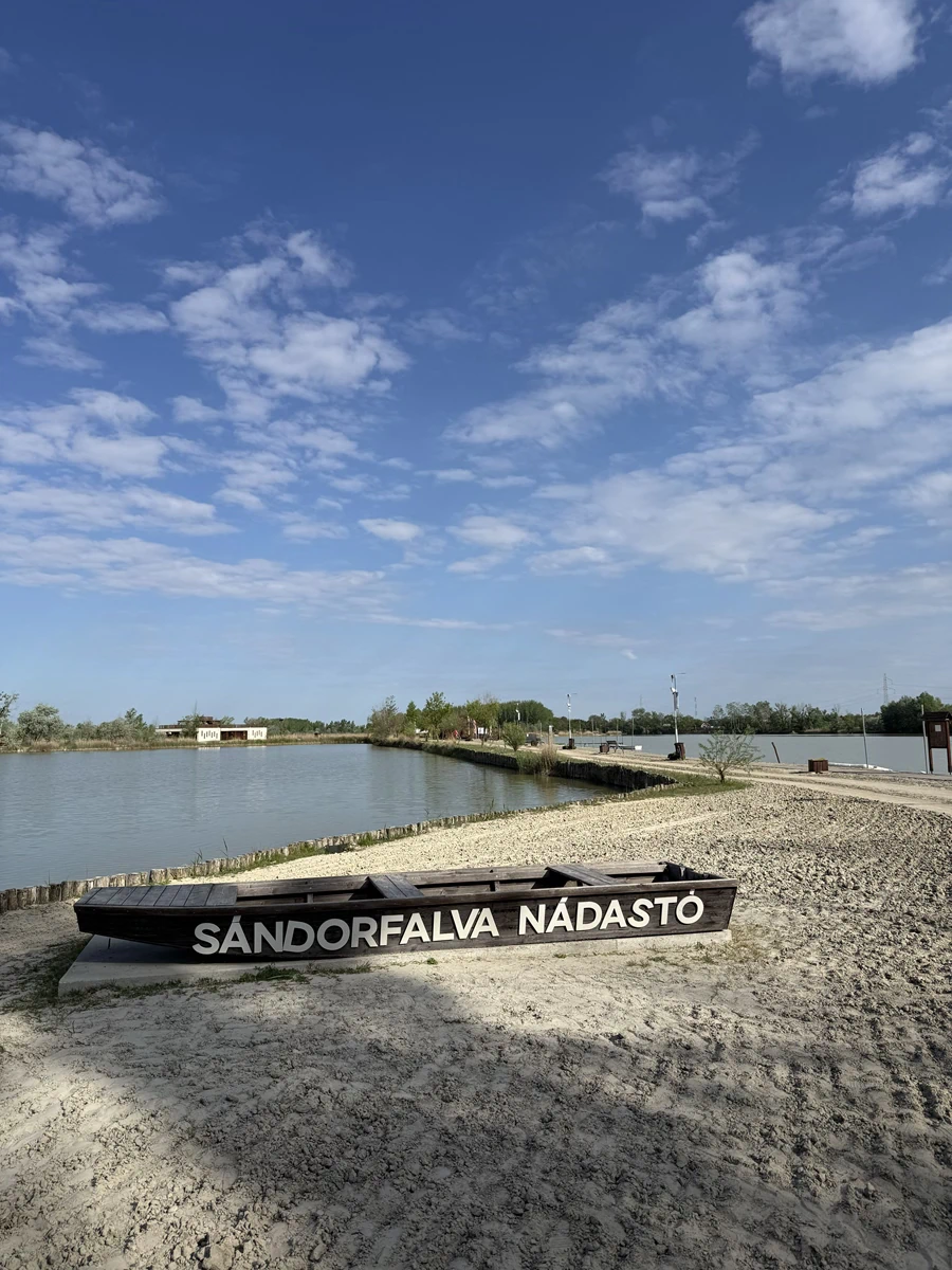 A sándorfalvi Nádastó Szabadidőpark partja