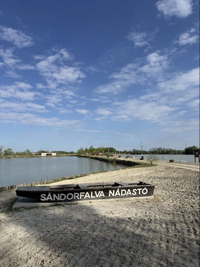 A Sándorfalva Nadastó partszakasza napos időben