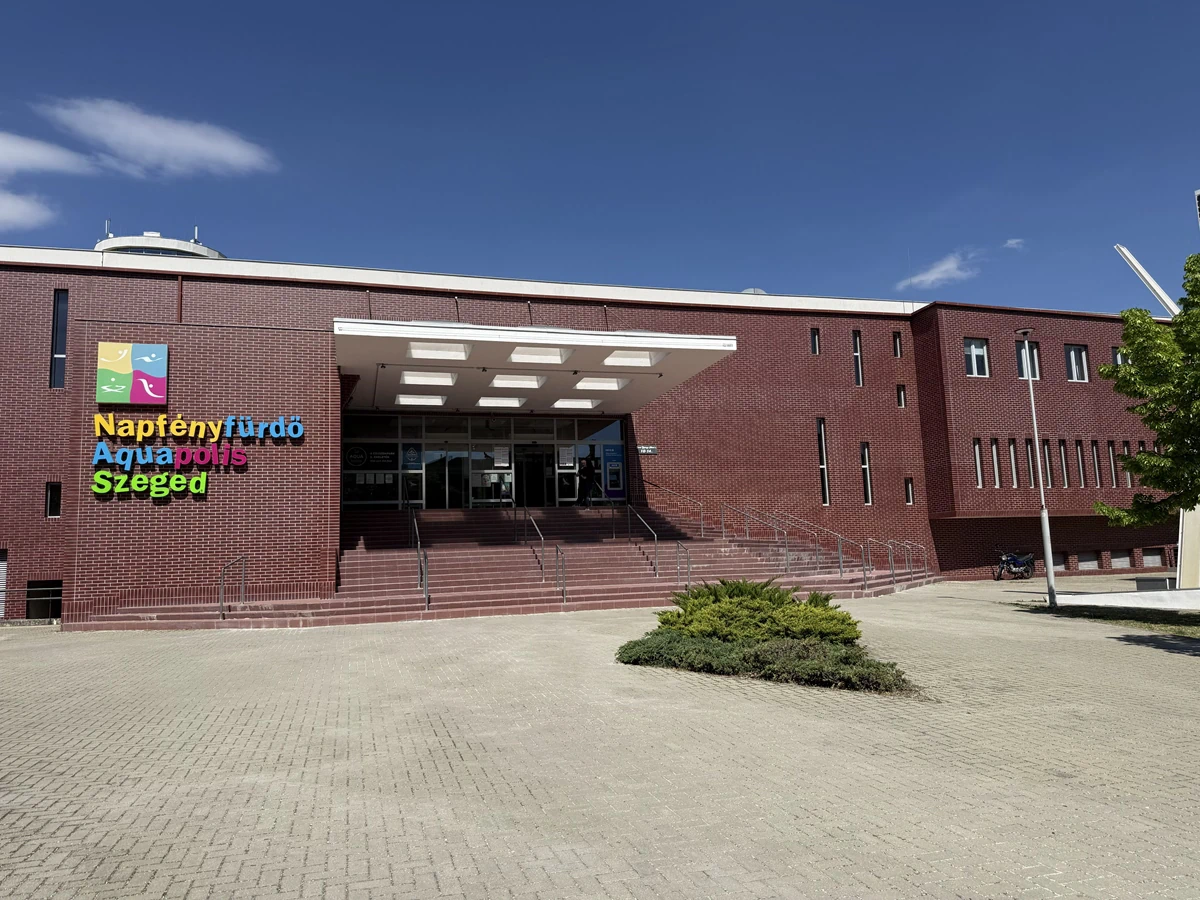A szegedi Napfényfürdő Aquapolis épülete